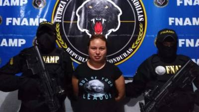 Lourdes Roxana Cruz siendo presentada por la Fuerza Anti Maras y Pandillas.