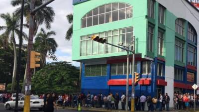 Centenares de personas hacen largas filas para poder tramitar su documento.