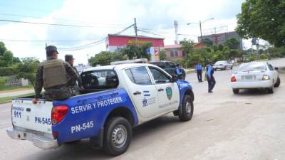 La Policía Nacional y el Ejército han montado retenes fijos y móviles en las zonas comerciales y financieras. Foto: Amílcar Izaguirrre