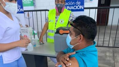 Los taxistas en San Pedro Sula ya recibieron la primera dosis de la vacuna.