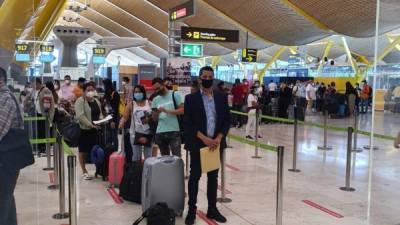 Cientos de hondureños esperando en el aeropuerto de España.