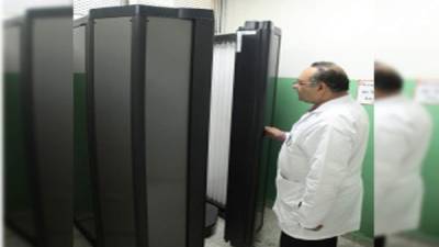 FOTOTERAPIA. El doctor Cándido Mejía muestra la máquina de fototerapia, la cual beneficia a más de 350 pacientes. Foto: Jorge Gonzales.