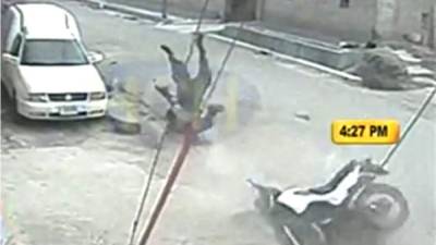 Toma del video en el momento en que uno de los policías da varias vueltas tras sufrir el accidente.
