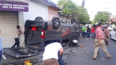 El microbús volcó y quedó con las llantas hacia arriba.