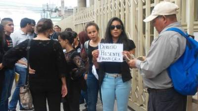 Un grupo de universitarios acudió a los tribunales a mostrar apoyo a sus compañeros. Foto tomada de Radio América.