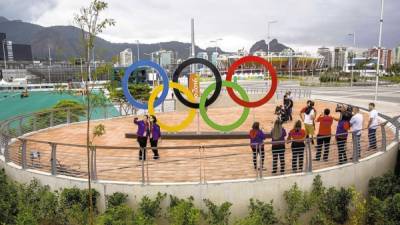 Los anillos olímpicos, el símbolo de los Juegos, es un centro de atracción para los turistas que ya están en la ciudad brasileña a días de la apertura de las competencias.
