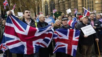 Partidarios de la salida británica de la Unión Europea prostestan frente al Parlamento británico en Londres.