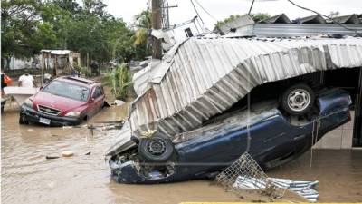 A dos días de la catástrofe en la Planeta y la Céleo Gonzales, las calles siguen llenas de agua y con escombros de todo tipo, entre ellos vehículos dados vuelta, restos de árboles, basura y ropa.