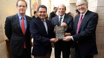 James Nealon, Juan Orlando Hernández, Steve Elkins y Douglas Preston.