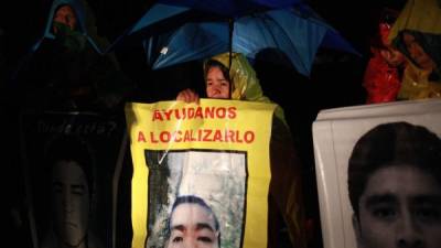 Ni el viento ni la lluvia detuvo a los padres de los 43 estudiantes desaparecidos.