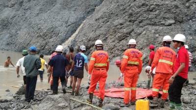 Rescatistas intentan localizar a los sobrevivientes después de un deslizamiento de tierra en una mina de jade. Foto AFP