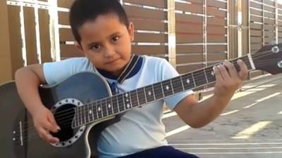 El menor cuando hacía la interpretación de la canción de la banda de rock.