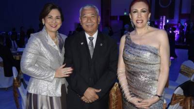 Sandra y Carlos Flores con Adriana de la Fuente.