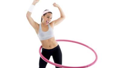 Utilizando el aro puedes hacer ejercicios para reducir cintura, abdomen y cadera.