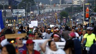 Los manifestantes portaban antorchas encendidas durante todo el recorrido.