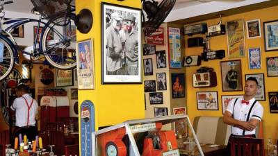 Una foto del ex presidente cubano Fidel Castro con el novelista estadounidense Ernest Hemingway cuelga en la pared de un restaurante en La Habana.