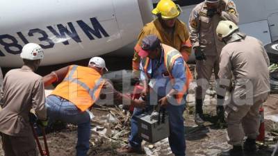 Momentos en que los cuerpos de socorro y expertos sacaban la caja negra del avión.