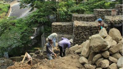 En la Juan Lindo avanzan en la construcción de la obra de descarga del canal principal y en la fundición de otros.