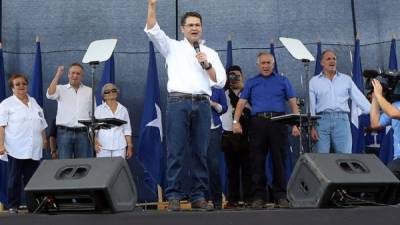 El presidente Juan Orlando Hernández cuando pronunciaba su discurso y los seguidores del Partido Nacional le pedían que fuese su candidato.