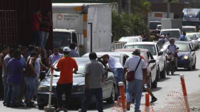 Cientos de taxis y buses armaron extensas filas en las calles y bulevares en Tegucigalpa durante las primeras horas del lunes.