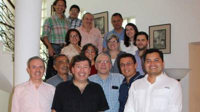 Los delegados de los partidos tuvieron un encuentro en la residencia de la embajada de España.