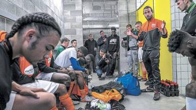 Los jugadores en charla durante el medio tiempo. El equipo lo escoge la gente, no un director técnico. Foto: The New York Times