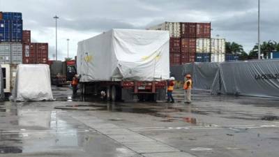 Los hospitales móviles fueron trasladados en primera instancia desde Puerto Cortés hasta San Pedro Sula y luego a los diferentes destinos para su instalación.