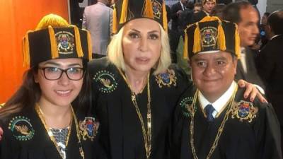 Laura Bozzo también recibió la presea Benito Juárez por su labor como defensora de derechos de las mujeres.