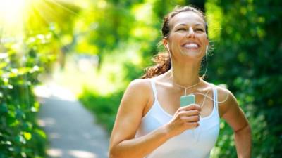 No abandones el ejercicio. Al contrario, procura compensar el aumento en las calorías con un extra en el gimnasio o saliendo a correr.