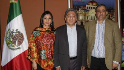 Waleska y Omar Hurtado junto al presidente de la Asociación del Cuerpo Consular Sampedrano, Karim Qubain.