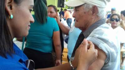 Abuelos del municipio de Choloma llegaron a la alcaldía para vacunarse contra la influenza.