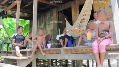 En las diminutas chozas de la zona rural de Puerto Lempira es común que las familias vivan hacinadas.