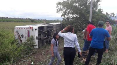 La unidad perdió el control, por lo que provocó que se saliera de la carretera.