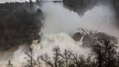 Un desagüe auxiliar de la represa de Oroville sufrió daños y puso en riesgo a las comunidades aledañas.