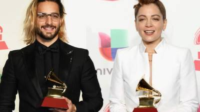 Collage de Maluma y Natalia Lafourcade posando con los premios ganados en los recientes Grammy Latinos.