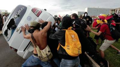 Manifestantes en las afueras del edificio del Congreso en Brasília, durante una protesta contra los ajustes fiscales.