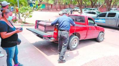 Familiares en las afueras de la morgue capitalina.