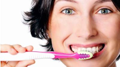 Cepillarse de forma deficiente los dientes y la lengua son causas de mal aliento.