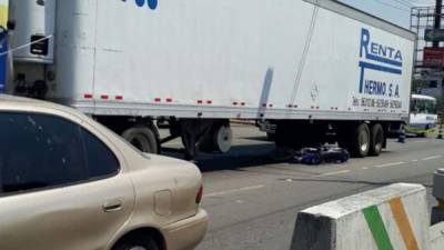 El cuerpo del motociclista quedó tirado en el bulevar y su motocicleta abajo de la rastra en la que impactó.