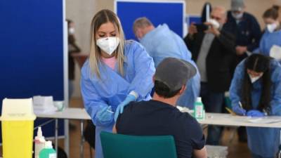 Un hombre recibe una vacuna corona con Astrazeneca en la Mezquita Central de Colonia, en el oeste de Alemania. Foto AFP