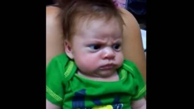 Una captura de video del bebé malhumorado.