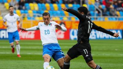 El jugador italiano Salvatore disputa el balón con el anotador del gol mexicano Roberto de la Rosa.