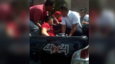 El joven cuando estaba siendo auxiliado por personas.