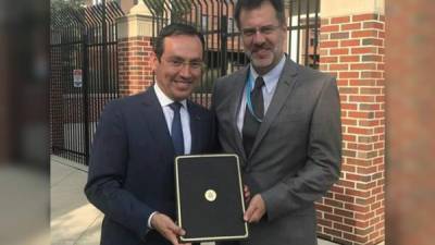 El embajador de Honduras Marlon Tábora presentó el informe a David L. Cloe, funcionario estadounidense.