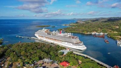 El primer crucero con turistas llegó hoy a Roatán, proveniente del puerto de Galveston, Texas, ubicado en Estados Unidos.