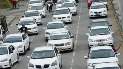 Alrededor de cuatro horas duró la protesta de taxistas en el bulevar del norte.