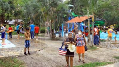 Turistas disfrutando de balnearios en el departamento de Santa Bárbara, occidente del país.