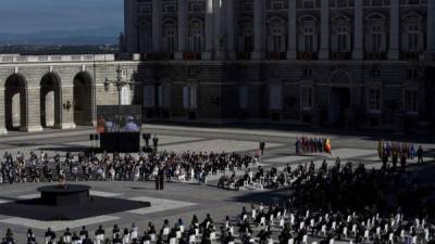 El rey de España Felipe IV pronuncia un discurso durante una ceremonia de estado en honor a las víctimas del covid-19. Foto AFP