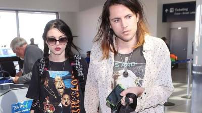 Frances Cobain junto a su ya exmarido Isaiah Silva. Foto de archivo Showbiz.