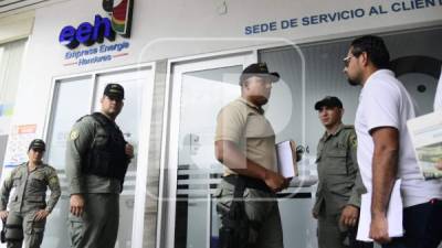 Oficiales municipales cerraron las cuatro oficinas de la EEH en San Pedro Sula.